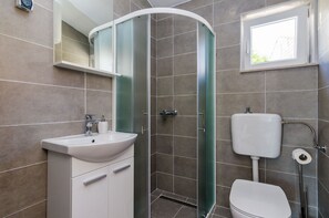 Een douche, een haardroger, handdoeken