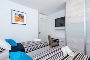 2 bedrooms, iron/ironing board, internet, bed sheets
