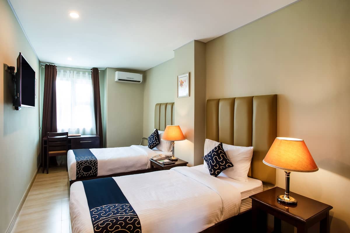 Habitación superior con 2 camas individuales | Escritorio, wifi gratis, ropa de cama