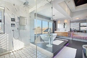 Vasca e doccia separate, asciugacapelli, accappatoio, bidet