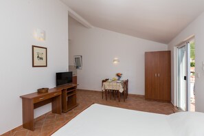 1 chambre, fer et planche à repasser, Internet gratuit, draps fournis