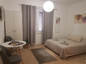 Een strijkplank/strijkijzer, wifi, beddengoed