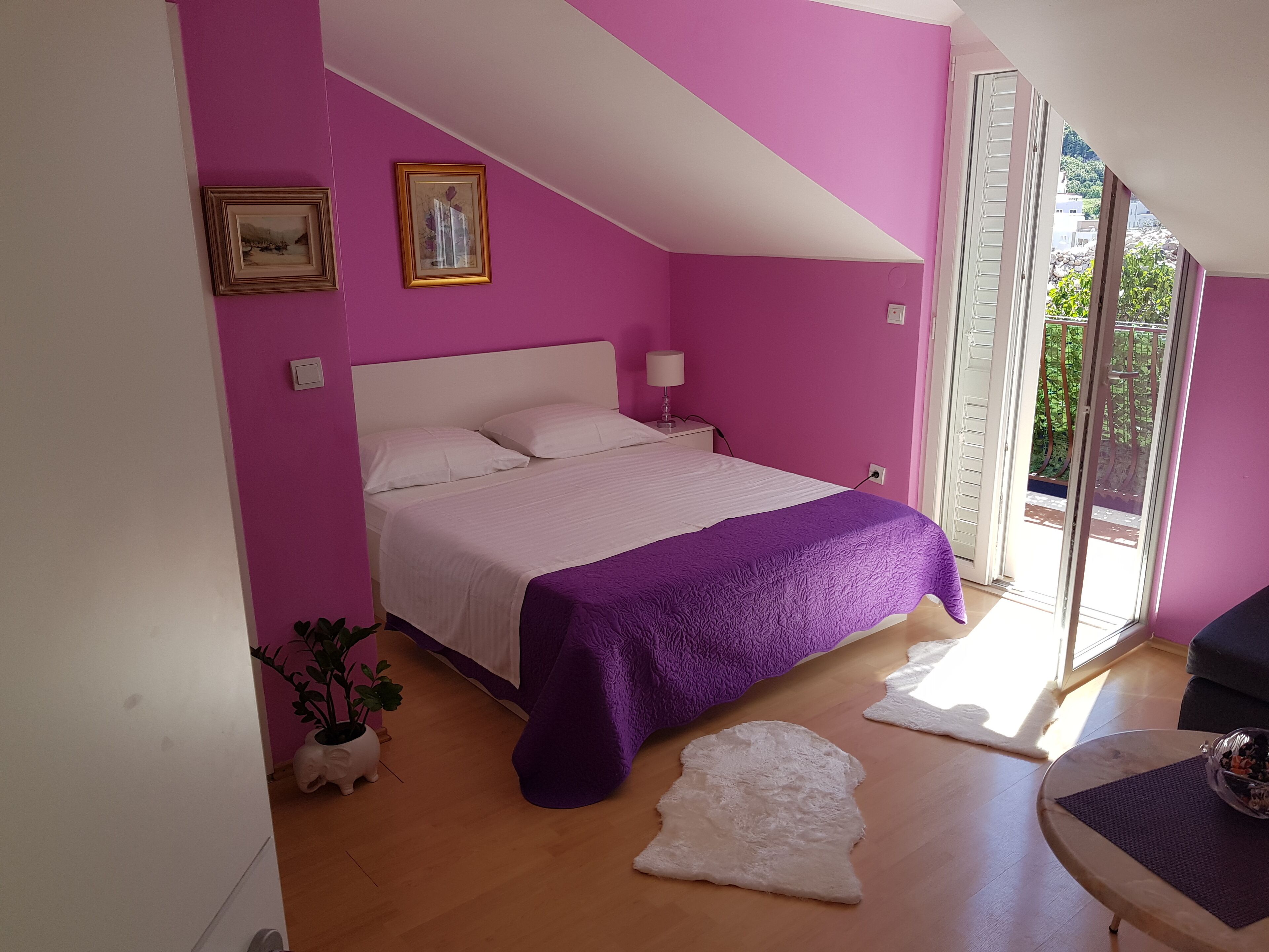 Acceso a internet y ropa de cama 