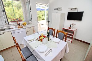 Dining - Apartments Neven - Studio Apartment with Terrace and Partial Sea View (A3) (Drace)