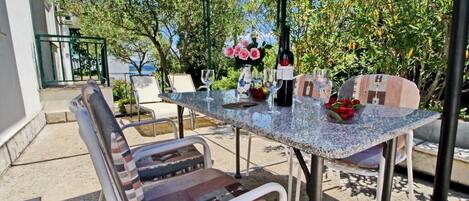 تناول الطعام بالخارج