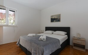 2 habitaciones, tabla de planchar con plancha, internet y ropa de cama