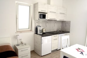 Refrigerador, microondas, parrilla de estufa y lavavajillas 
