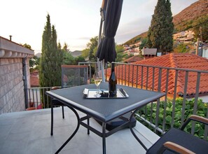Outdoor dining - Apartments Sweet Escape - Studio Apartment with Terrace and Sea View (1) (Dubrovnik)