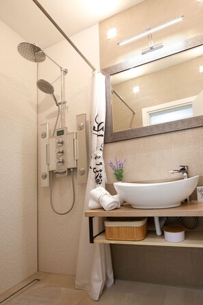 Departamento Deluxe, 1 habitación (Sail 2) | Baño | Regadera, secadora de cabello, toallas, jabón 