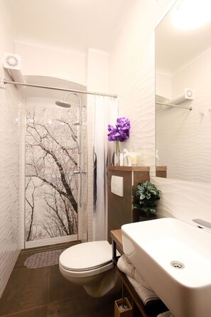 Apartamento luxo, 1 quarto (Sail 1) | Banheiro | Chuveiro, secador de cabelo, toalhas de banho, sabonete