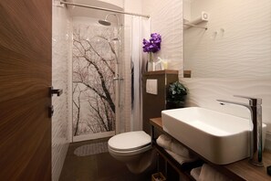 Departamento Deluxe, 1 habitación (Sail 1) | Baño | Regadera, secadora de cabello, toallas, jabón 