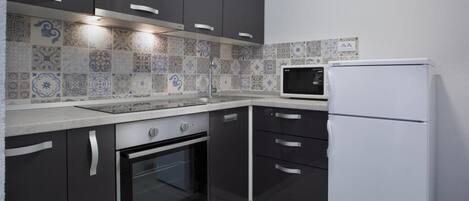 Refrigerador, microondas, horno y parrilla de estufa