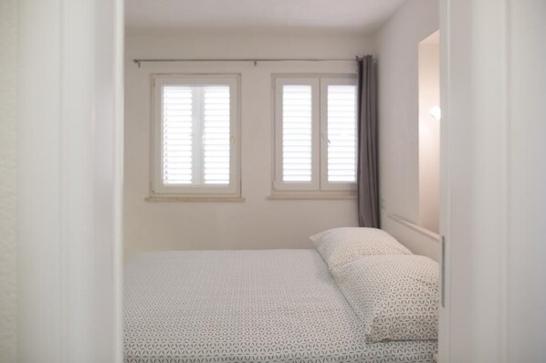 1 bedroom, iron/ironing board, internet, bed sheets