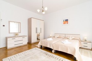 3 bedrooms, iron/ironing board, WiFi, bed sheets