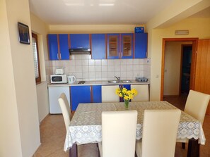 Kühlschrank, Mikrowelle, Herdplatte, Kochgeschirr/Geschirr/Besteck