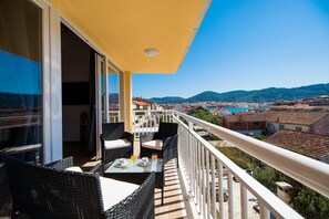 Outdoor dining - Apartments Sunshine Home - Two Bedroom Apartment with Balcony and Sea View (Vela Luka)