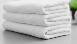 Een haardroger, handdoeken, zeep, toiletpapier