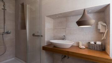 Sèche-cheveux, serviettes fournies