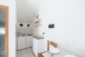 ثلاجة، موقد طهي مسطح، مستلزمات طهي/أطباق/أوعية