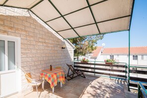 Outdoor dining - Apartments Pinija - Studio with Terrace (Supetar)
