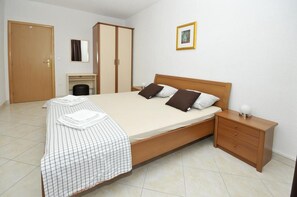 1 bedroom, free Internet, bed sheets