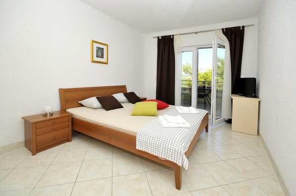 1 bedroom, free Internet, bed sheets