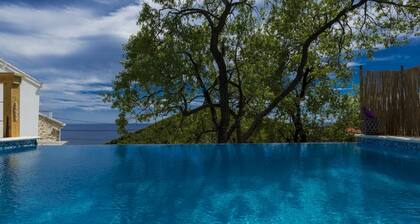 Villa Dundo Pero - Four Bedroom Villa with Swimming Pool and Sea View
