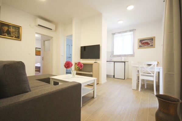 TV - Apartment Goge - One-Bedroom Apartment with Balcony (Dubrovnik)