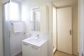 Dusche, Haartrockner, Handtücher