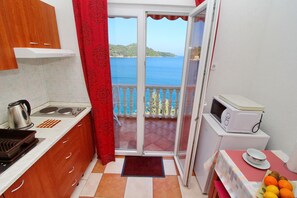 Fridge, microwave, stovetop, toaster - Apartments Filipović - Comfort One-Bedroom Apartment with Balcony and Sea View (A2) (Sobra)