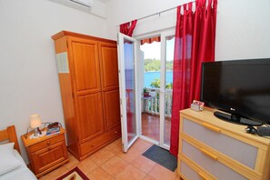 1 bedroom, WiFi, bed sheets - Apartments Filipović - Comfort One-Bedroom Apartment with Balcony and Sea View (A2) (Sobra)