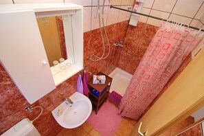 Shower, towels - Apartments Filipović - Comfort One-Bedroom Apartment with Balcony and Sea View (A2) (Sobra)