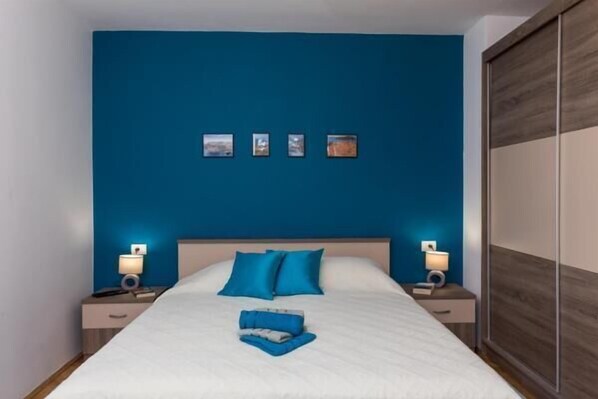 1 habitación, tabla de planchar con plancha, internet y ropa de cama