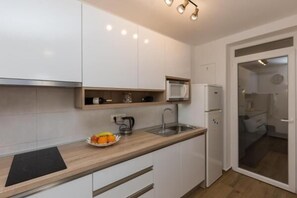 Frigorifero, microonde, piano cottura, lavastoviglie