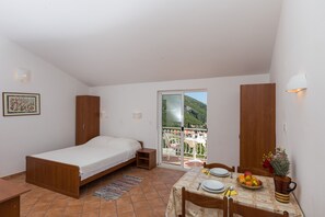 Tabla de planchar con plancha, internet y ropa de cama