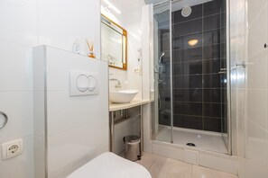 Articles de toilette gratuits, sèche-cheveux, serviettes fournies