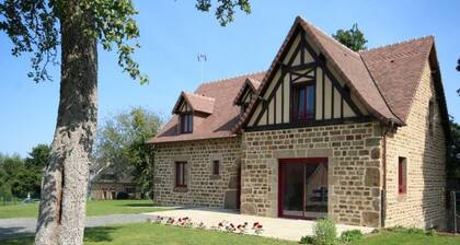 Maison spacieuse Ă St Denis de Villenette avec jardin clos