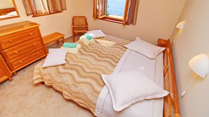 1 bedroom, WiFi, bed sheets - Holiday Home Katica - One Bedroom Holiday Home with Terrace and Sea View (Vela Luka)