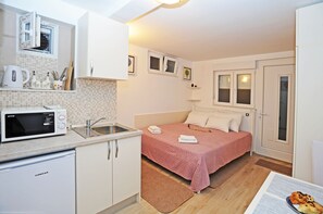 Iron/ironing board, WiFi, bed sheets