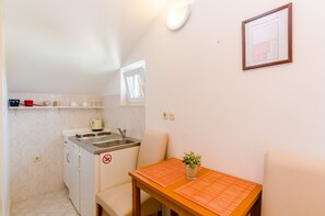 Kjøleskap, kokeplater, brødrister og kjøkkenutstyr