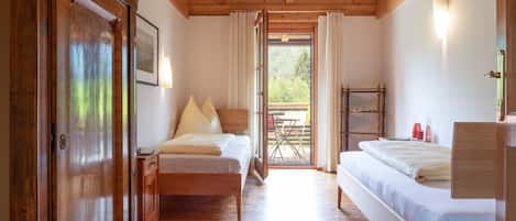 5 bedrooms, in-room safe, desk, iron/ironing board