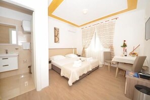 1 bedroom, iron/ironing board, WiFi, bed sheets - Guest House Mia - Twin Room with Private Bathroom (Split)