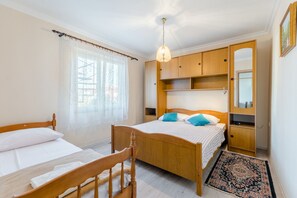 1 bedroom, iron/ironing board, internet, bed sheets