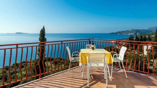 A terrace with a table and chairs, overlooking a coastal landscape with a clear view of the sea and distant islands. - Guest House Fontana - Superior Studio with Sea View (2 Adults) (Mlini)