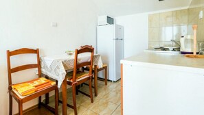 Kjøleskap, mikrobølgeovn, kokeplater og kaffetrakter/tekoker