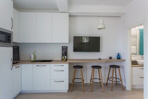 Kühlschrank, Mikrowelle, Herdplatte, Wasserkocher mit Kaffee-/Teezubehör