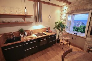 Fridge, oven, dishwasher, coffee/tea maker