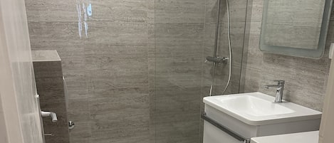 Baignoire, séchoir à cheveux, serviettes fournies, savon