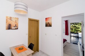 1 dormitorio, tabla de planchar con plancha, Internet y ropa de cama