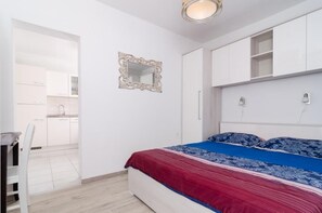 1 dormitorio, tabla de planchar con plancha, Internet y ropa de cama